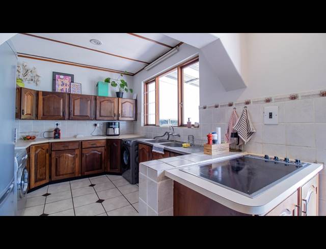 6 BEDROOM FREEHOLD FOR SALE IN PARKTOWN